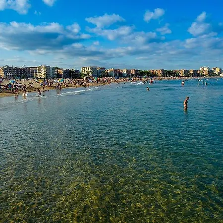 Piscina Y Padel Al Lado Del Mar